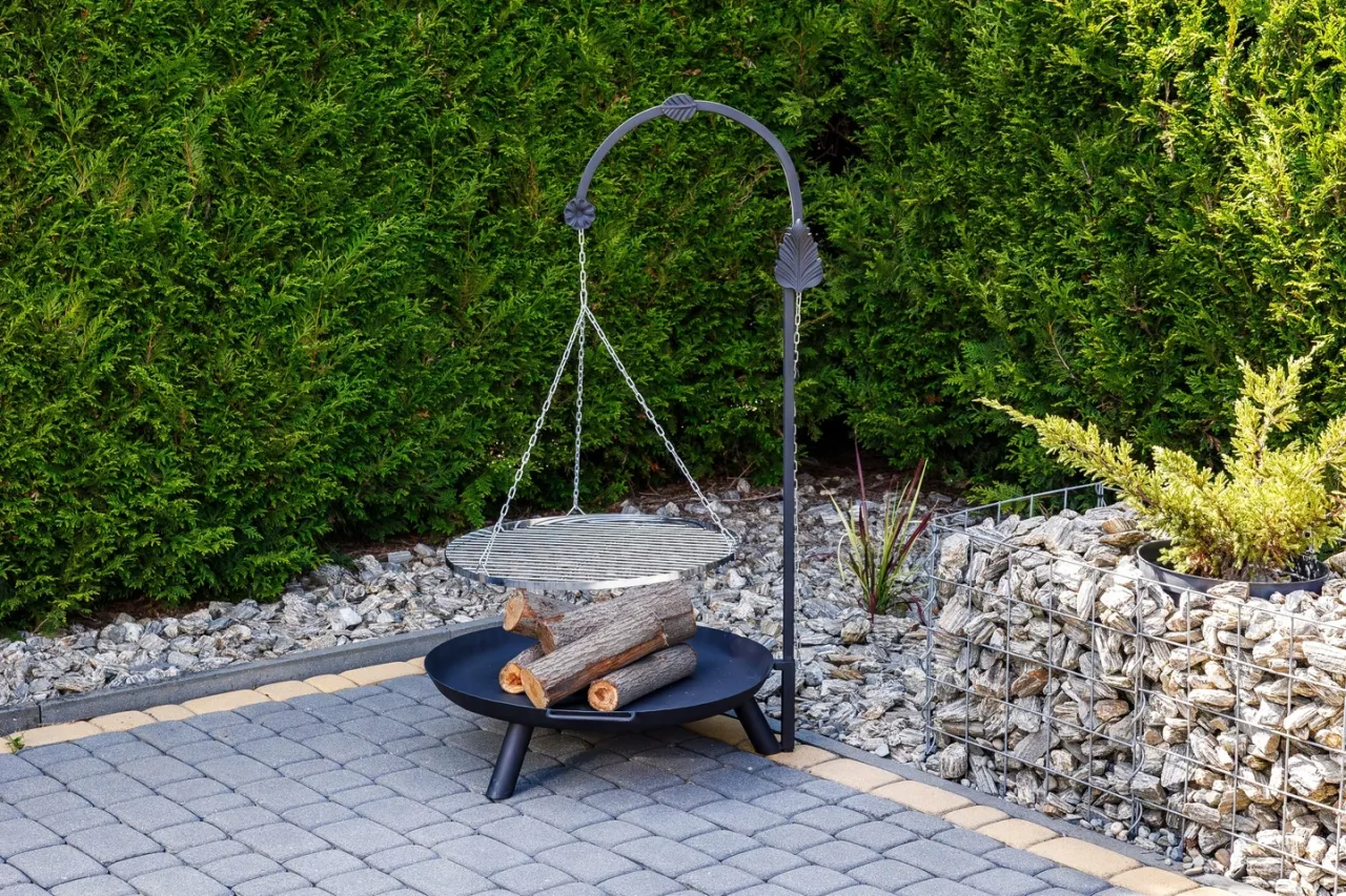 grill na wysięgniku trójnóg i żuraw