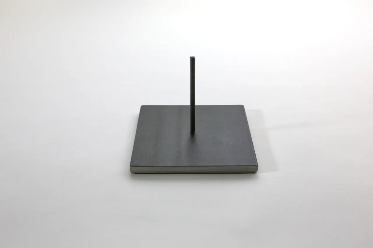 Ma&szlig;gefertigter Metallsockel f&uuml;r Skulptur