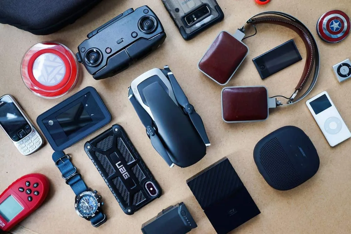 Chłopiec 11 lat grający na konsoli