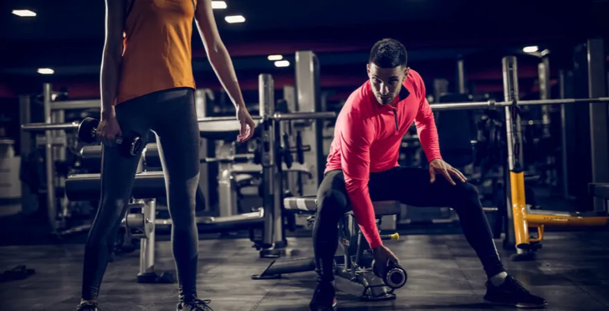 osoba relaksująca się po wieczornym treningu