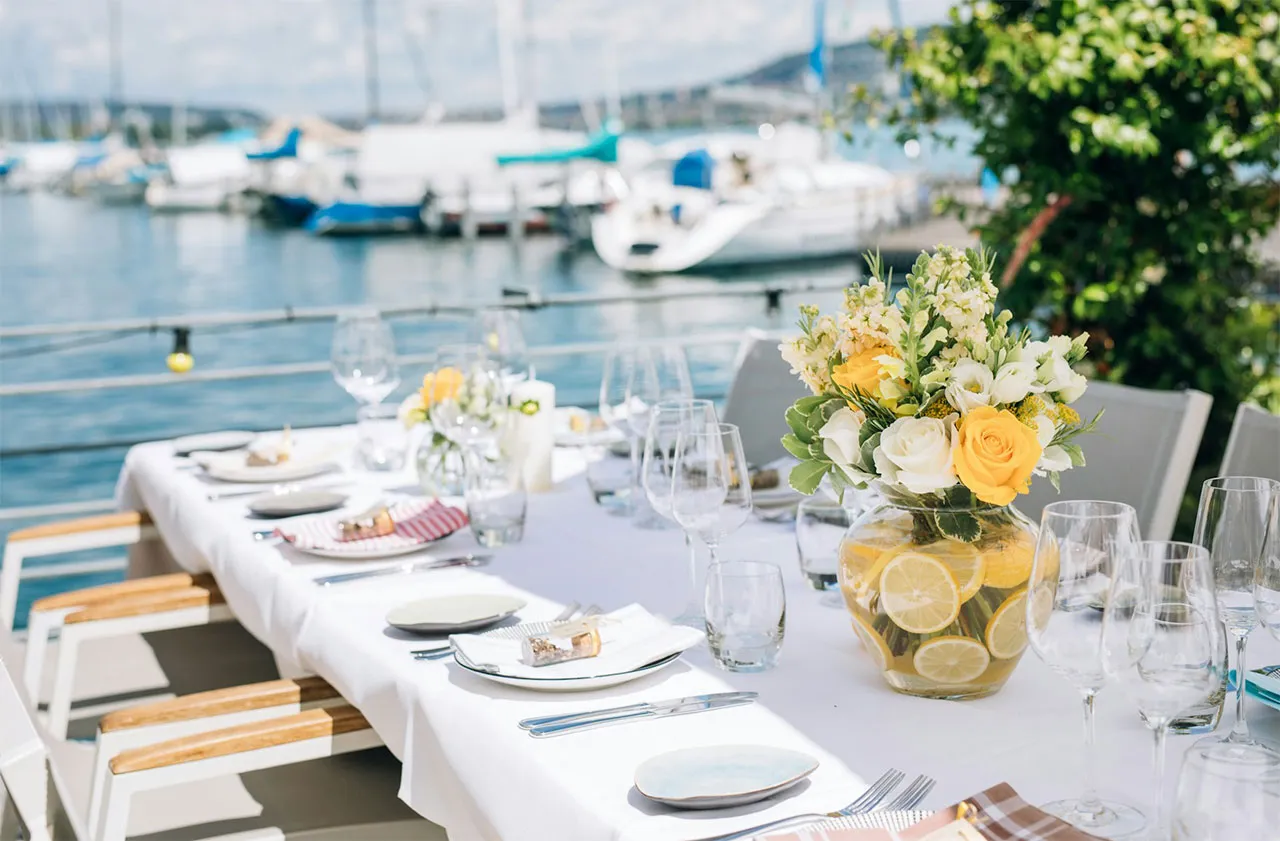 elegancko nakryty stół na rocznicę ślubu ze świecami