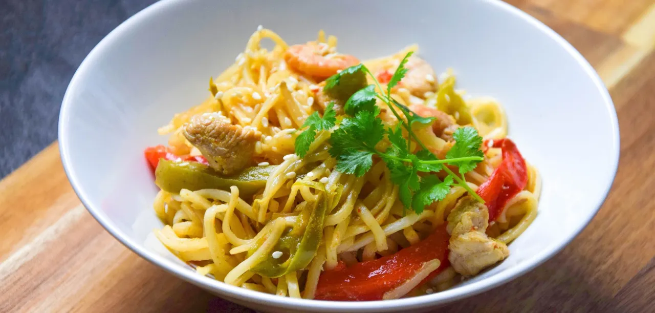 Pyszne danie z makaronem, kurczakiem, krewetkami i warzywami. Idealny yakisoba przepis na szybki obiad.