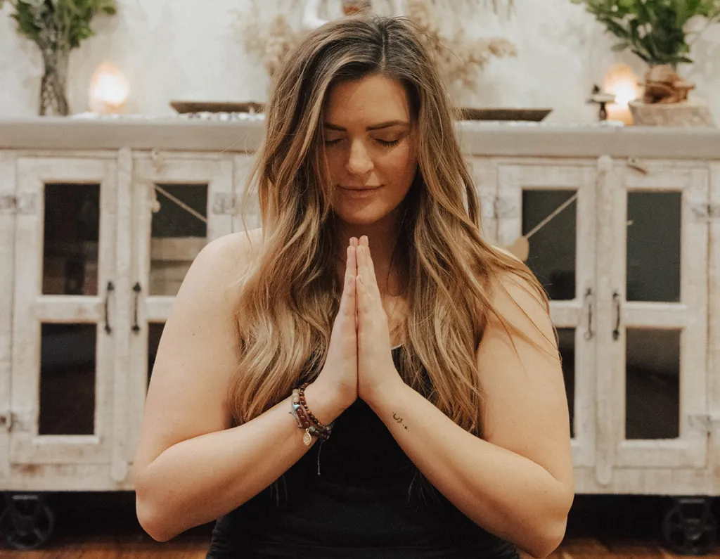 osoba wykonująca gest namaste anjali mudra