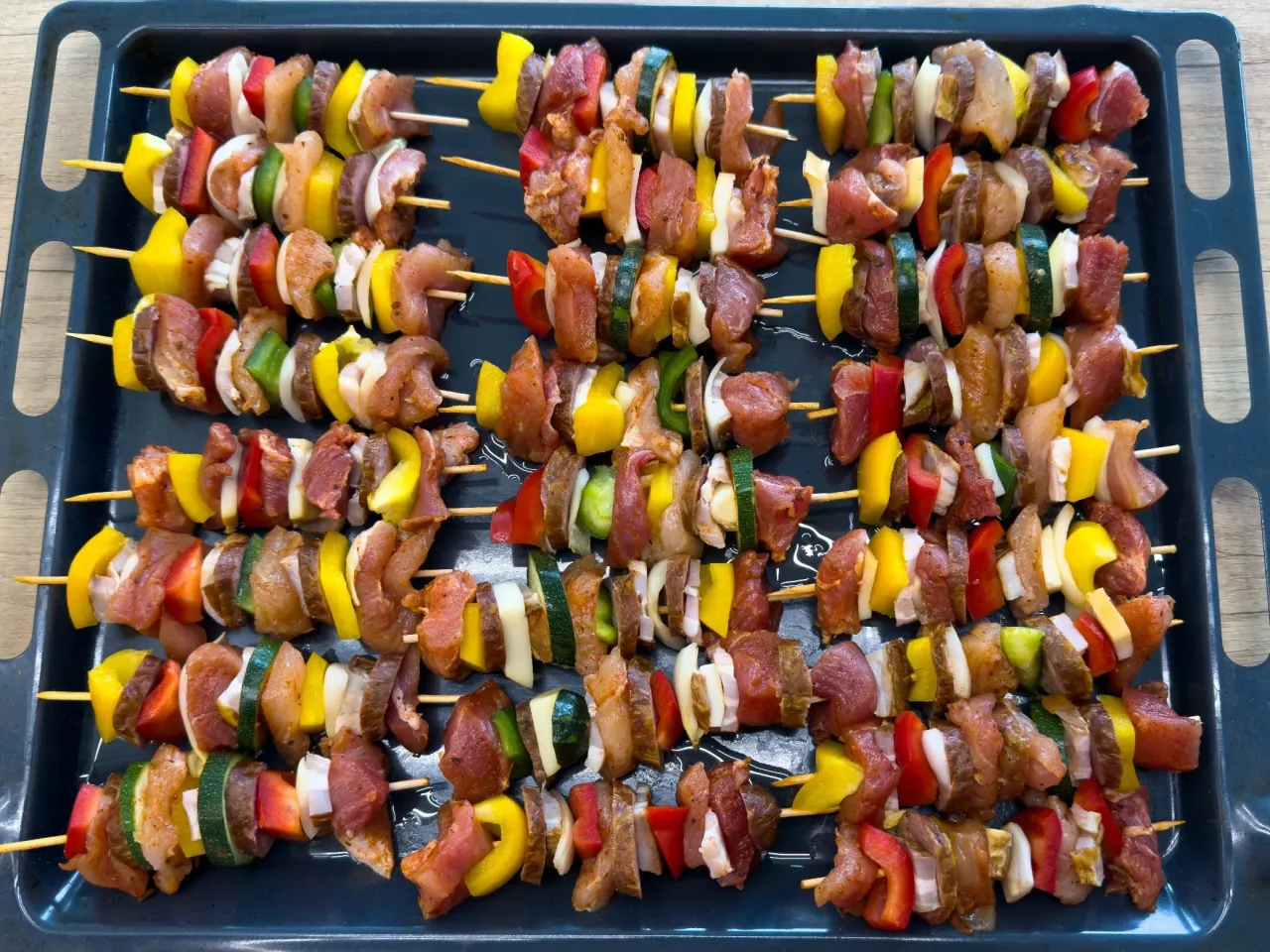 Szaszłyki z kurczaka z warzywami, gotowe do pieczenia w piekarniku.
