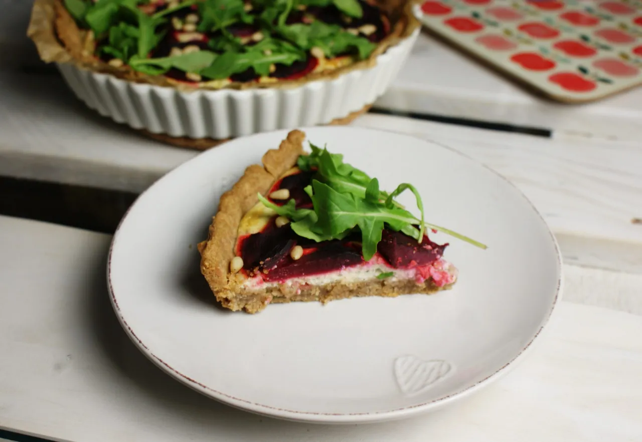 Tarta z burakiem i kozim serem gotowa