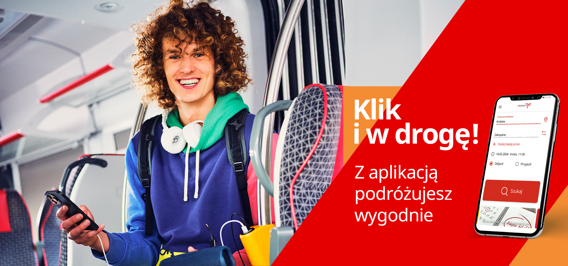 Uśmiechnięty młodzieniec z kręconymi włosami i słuchawkami na szyi, trzymający telefon w ręce. Obok niego aplikacja do planowania podróży.