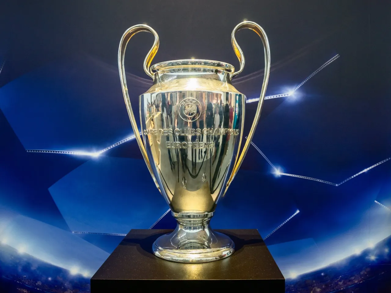 Trofeum Ligi Mistrz&oacute;w, symbol marzeń o tym, ile za wygranie ligi mistrz&oacute;w. Błyszczące srebro i złoto, gotowe na kolejnego zwycięzcę.