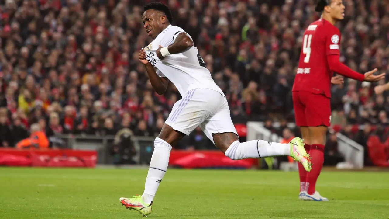 Vin&iacute;cius J&uacute;nior świętuje bramkę, kt&oacute;ra mogła zadecydować o tym, kiedy finał Ligi Mistrz&oacute;w 2022 zakończy się zwycięstwem Realu Madryt.