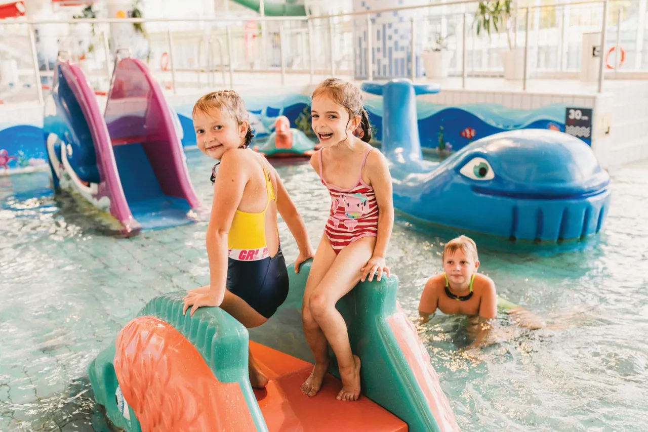 Dzieci bawiące się w aquaparku Zakopane