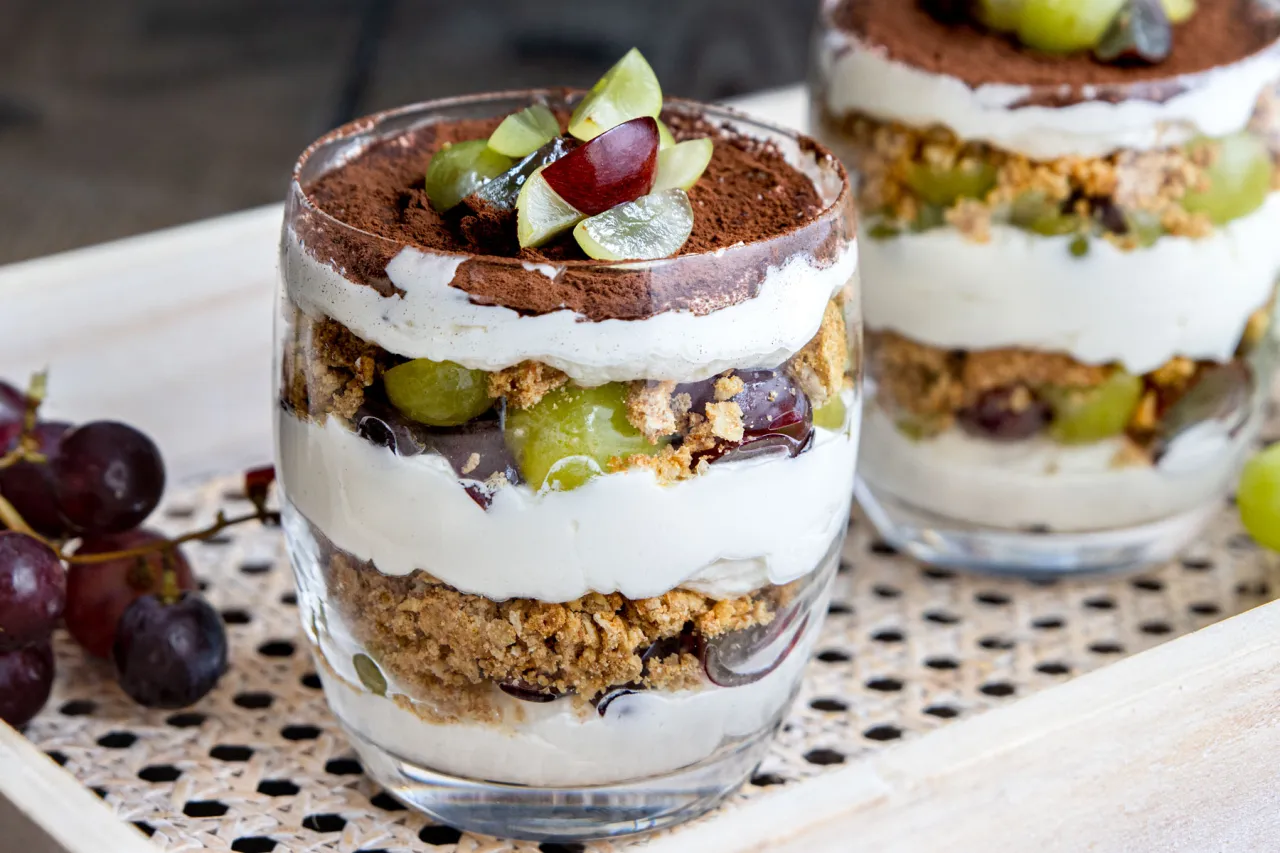 verschiedene Traubensorten und Kekse f&uuml;r Dessert