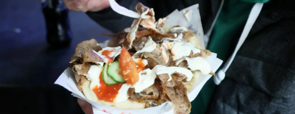 niezdrowe składniki kebaba: tłuste mięso, majonezowe sosy, przetworzone pieczywo