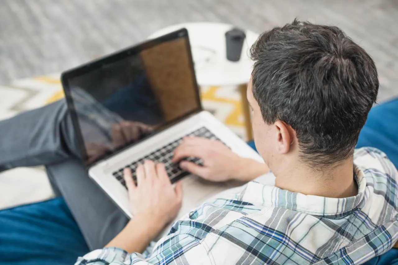 osoba odchodząca od laptopa