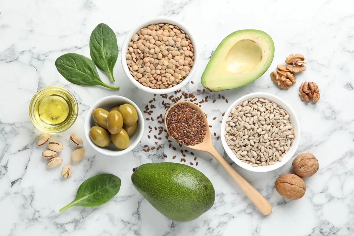 Oliwa, awokado, orzechy, oliwki, siemię lniane, słonecznik, soczewica &ndash; oto jakie są tłuszcze roślinne.