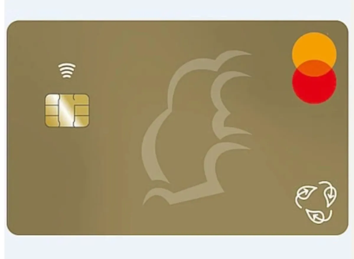 Złota karta Mastercard z symbolem recyklingu i logo Pekao. Dowiedz się, jak aktywować kartę Pekao, by zacząć z niej korzystać.