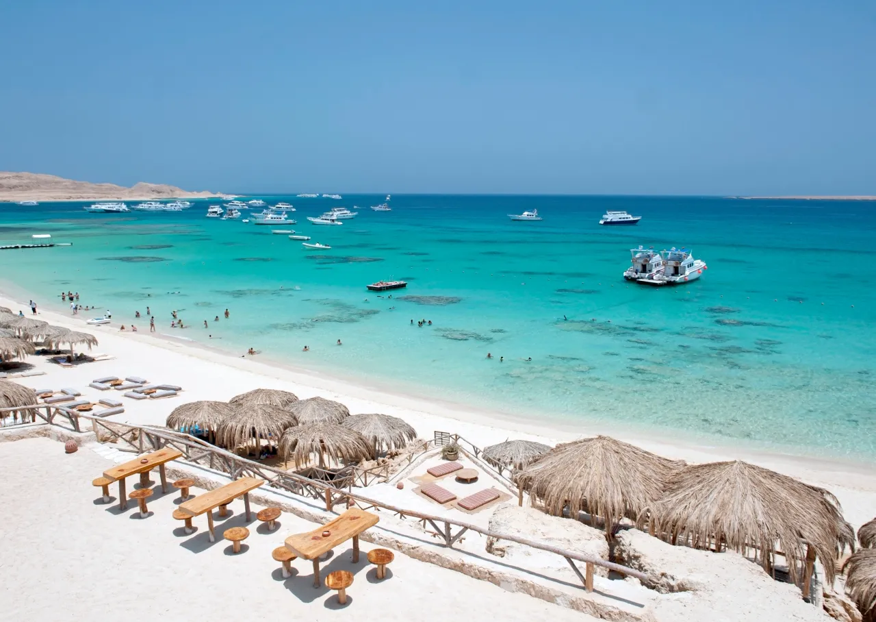 słoneczna plaża zimą z palmami i turkusową wodą