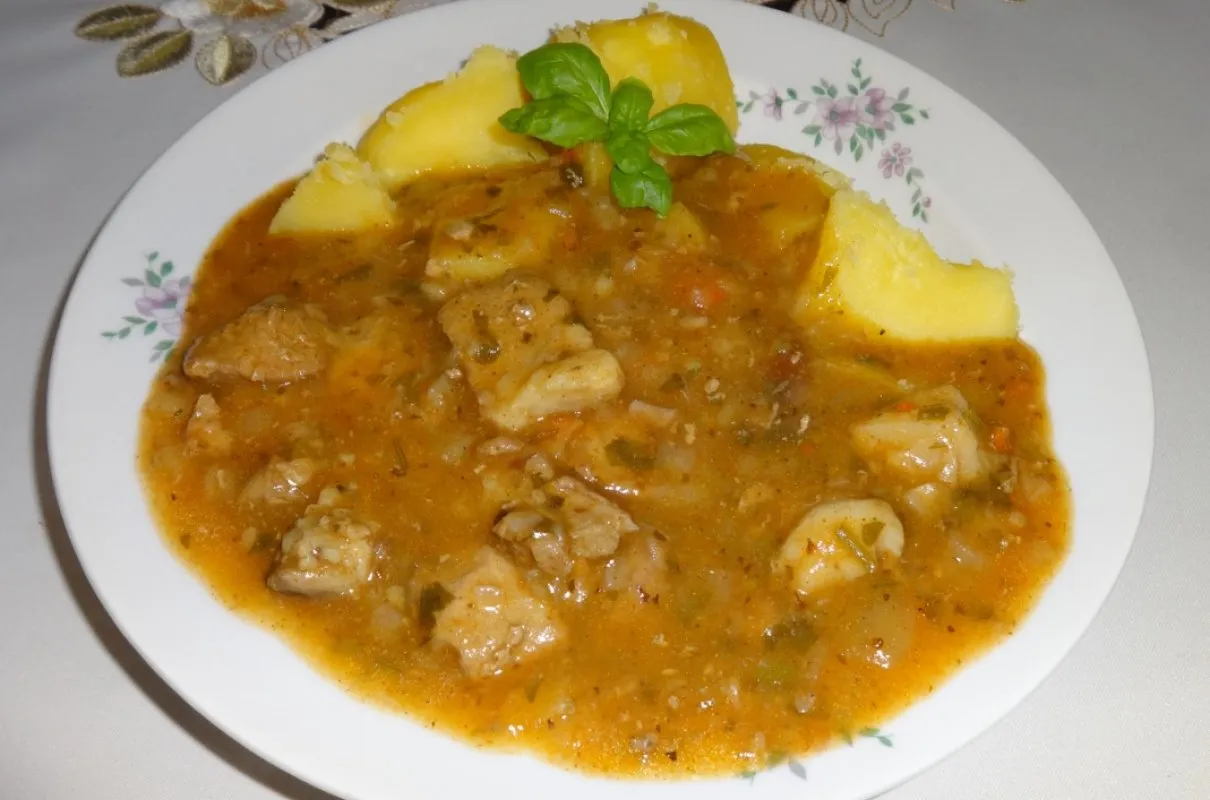 sos wieprzowy z ziemniakami i kluskami