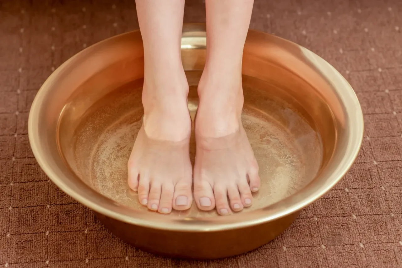Prawidłowa temperatura wody do moczenia st&oacute;p