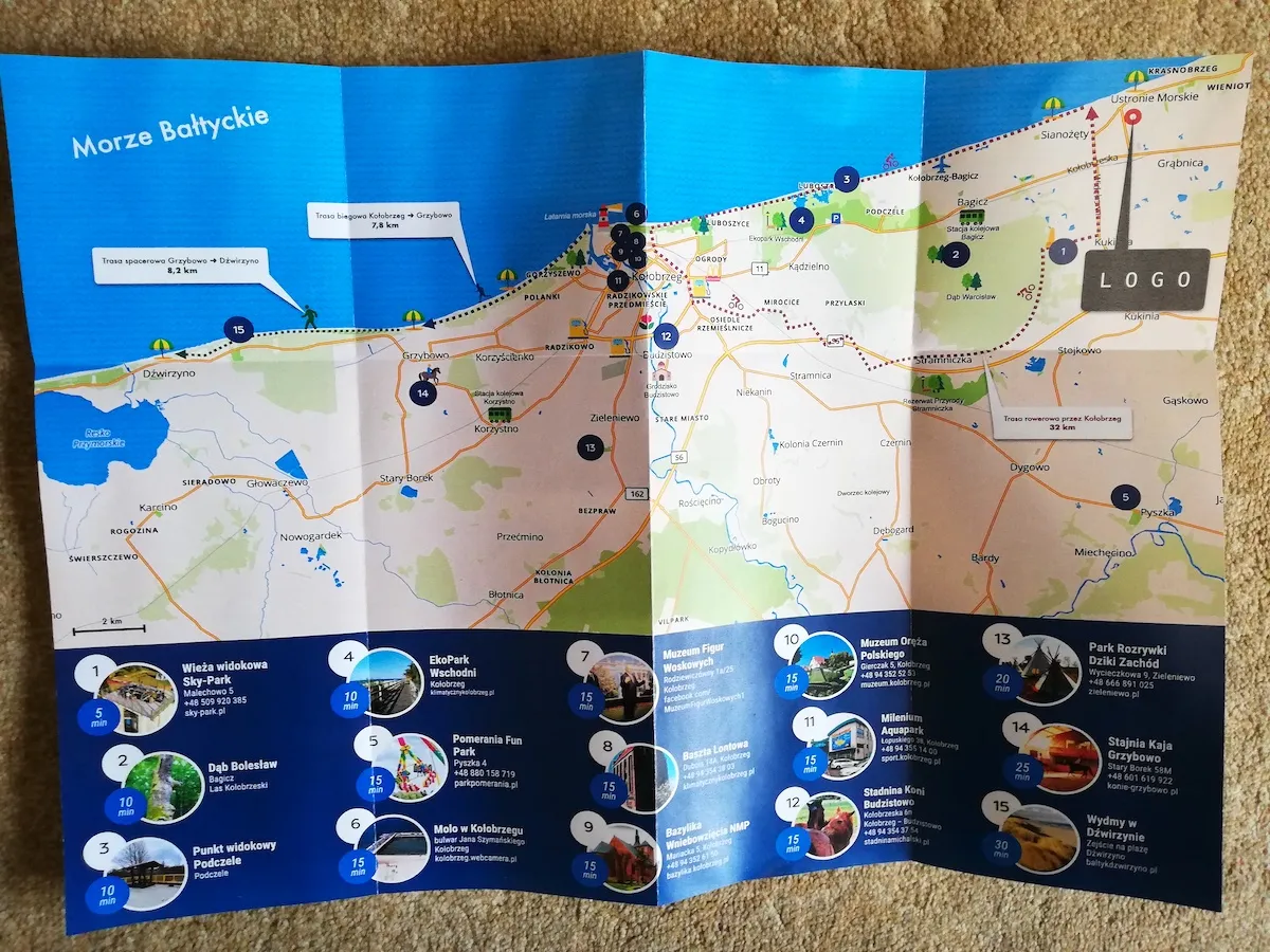 Mapa turystyczna z zaznaczonymi atrakcjami i trasami w okolicach Ustronia Morskiego. Widać m.in. szlaki piesze i rowerowe, punkty widokowe i parki.
