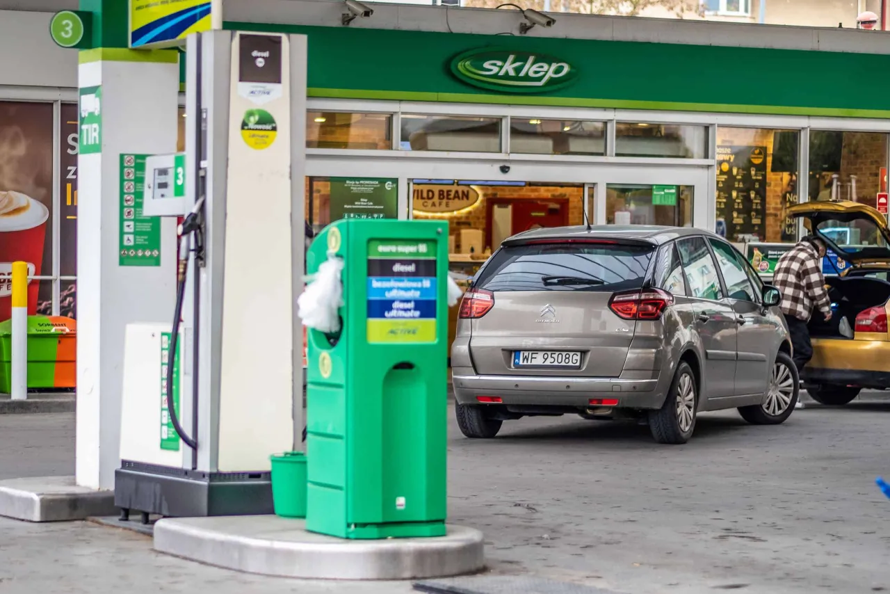 Citroën C4 II tankowanie stacja paliw