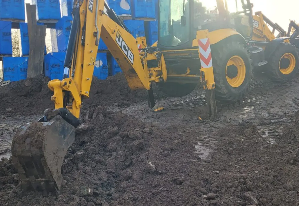 Koparko-ładowarka w pracy na budowie