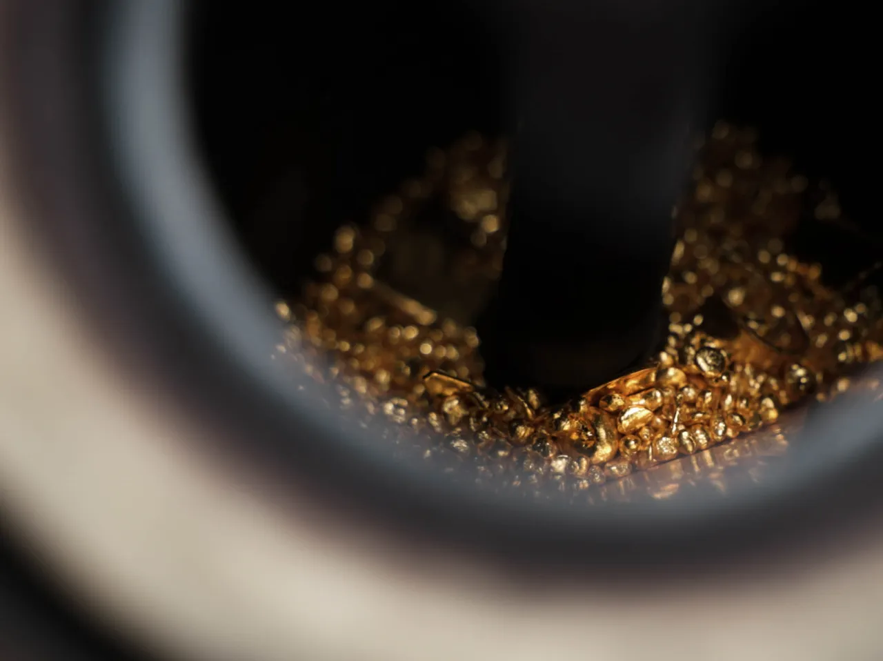 Jubiler sprawdzający złoto