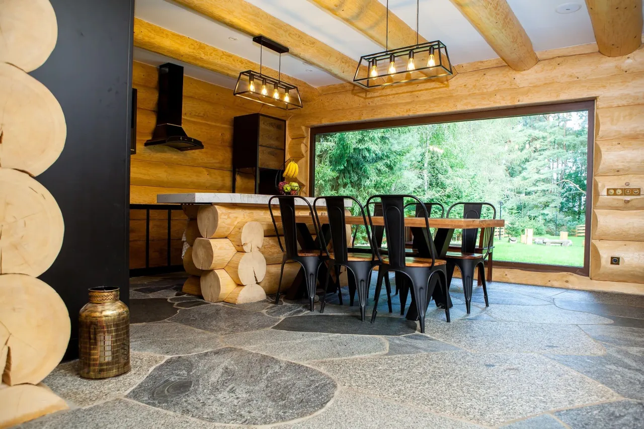 Inspiracje wnętrz dom&oacute;w z bali w r&oacute;żnych stylach