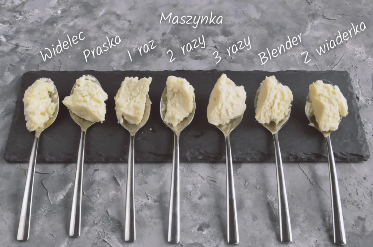 Siedem łyżek sera, pokazujących, ile razy zmielić ser na sernik: widelec, praska, maszynka 1, 2, 3 razy, blender, 2 wiaderek.