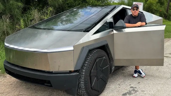 Tesla Cybertruck na drodze w USA
