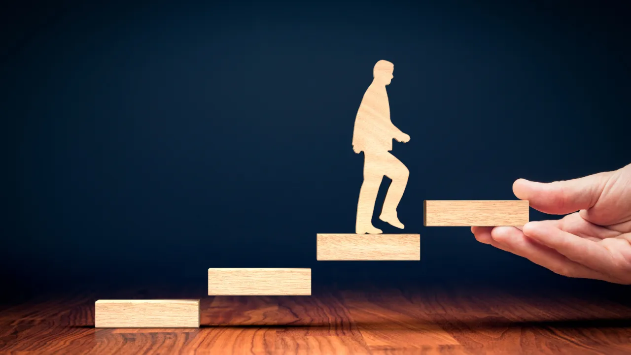 osoba zastanawiająca się nad sobą, refleksja, rozwój osobisty