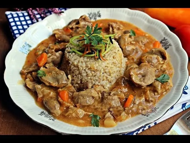 gulasz z żołądków drobiowych na talerzu