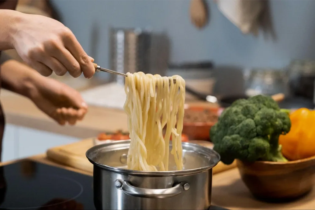 makaron al dente z sosem w misce