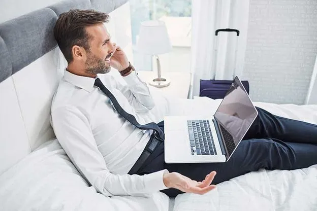 Pracownik w podr&oacute;ży służbowej, delegacja, nocleg