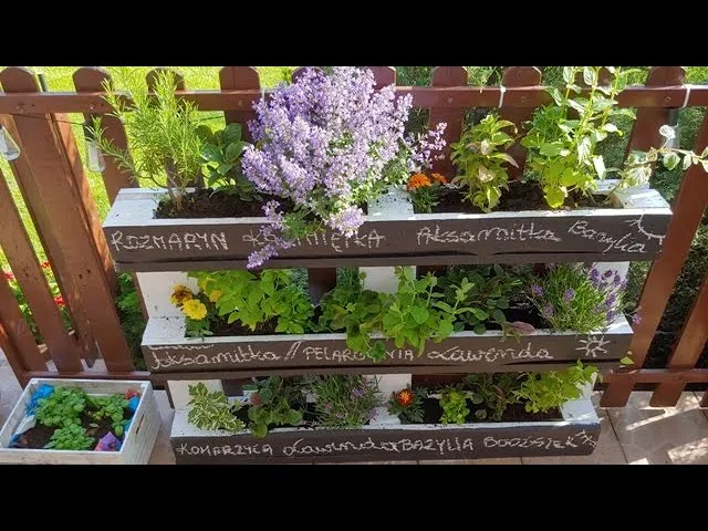 kwietnik z palet z posadzonymi roślinami