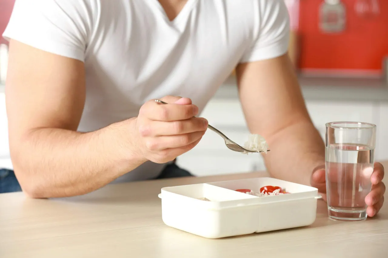 R&oacute;żne odmiany ryżu w miseczkach