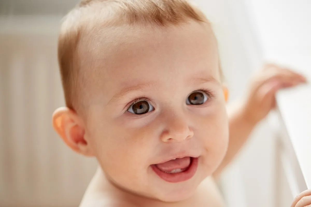 Szczęśliwe dziecko z pierwszymi ząbkami