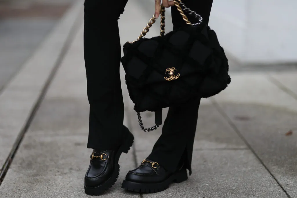 Mokasyny damskie z szerokimi spodniami stylizacje