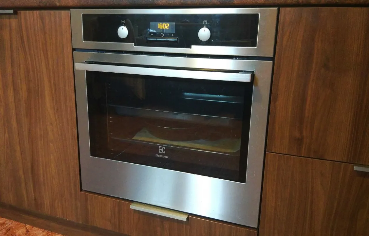 Piekarniki do zabudowy z r&oacute;żnymi systemami czyszczenia