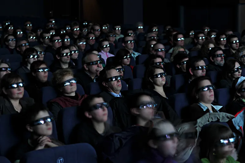 kino 3D widzowie w okularach