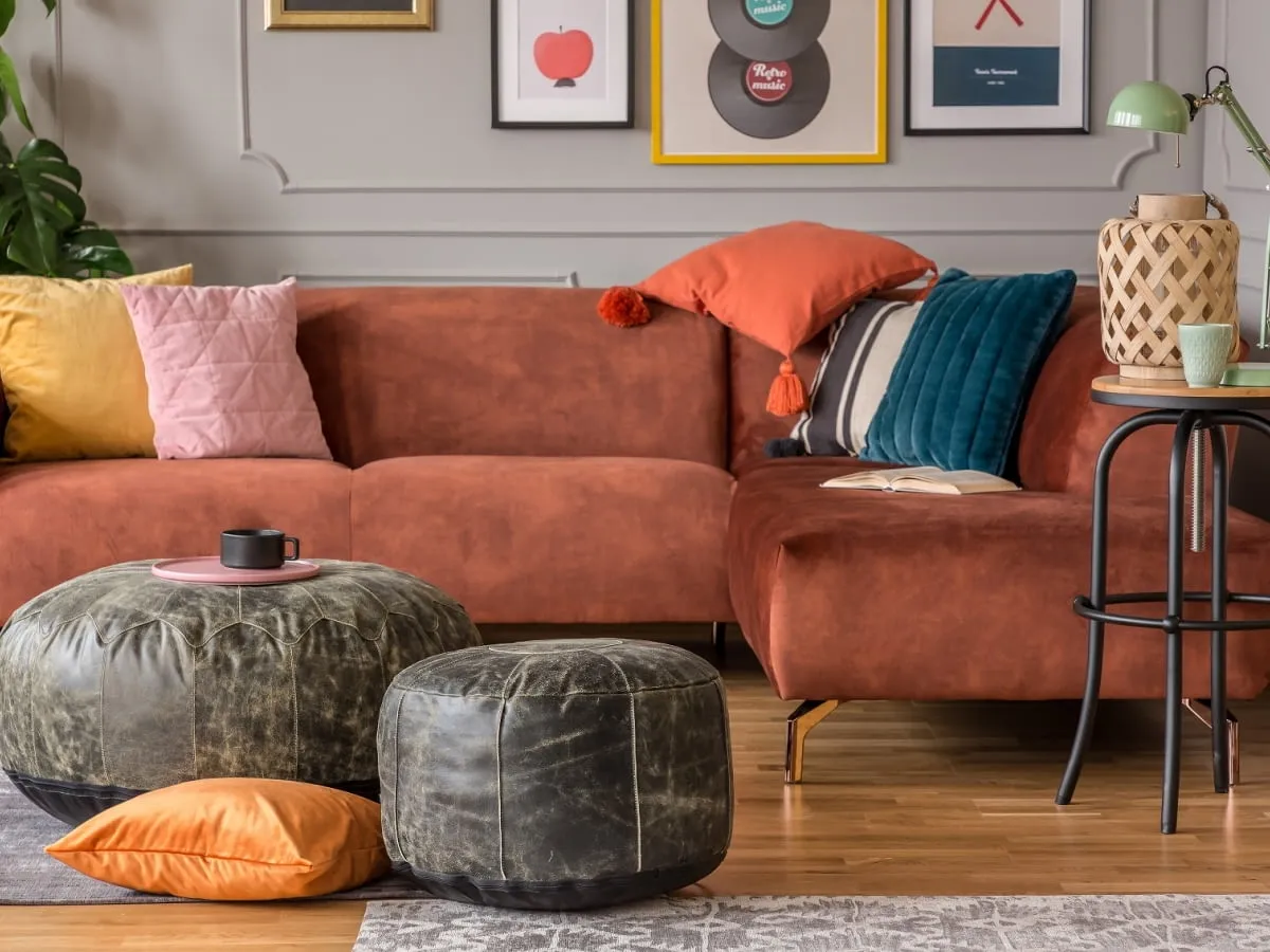 Brązowa kanapa poduszki inspiracje style wnętrzarskie