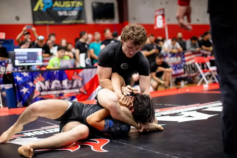 porównanie sztuk walki, Krav Maga vs Boks, Brazylijskie Jiu-Jitsu w akcji