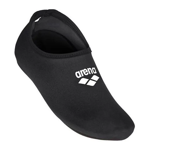 Por&oacute;wnanie skarpet do pływania but&oacute;w do wody i klapek