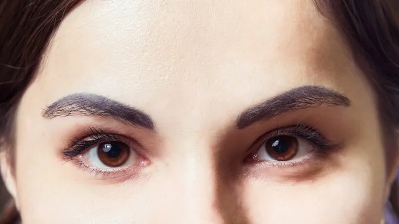 Porównanie henny pudrowej i tradycyjnej, efekty na brwiach