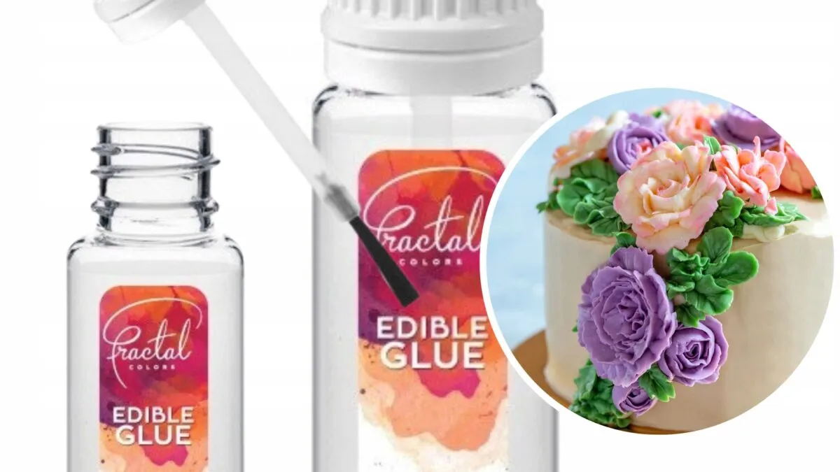 nakładanie kleju spożywczego na dekorację cukrową pędzelkiem