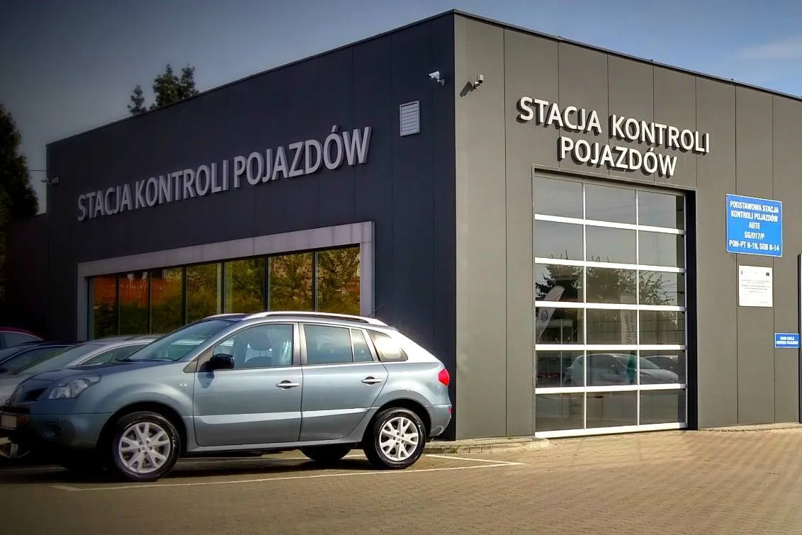 Samochód na stacji kontroli pojazdów