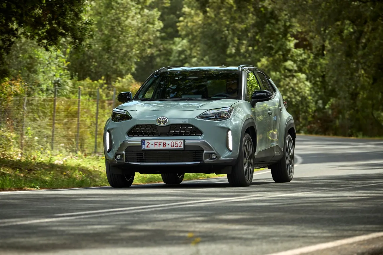 Samochód hybrydowy Toyota zjazd góry