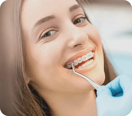 ortodonta sprawdzający aparat