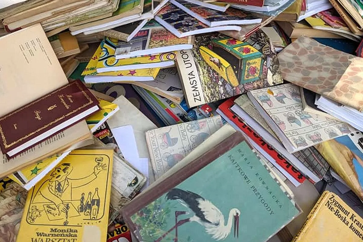 Stos książek, stare i nowe lektury szkolne