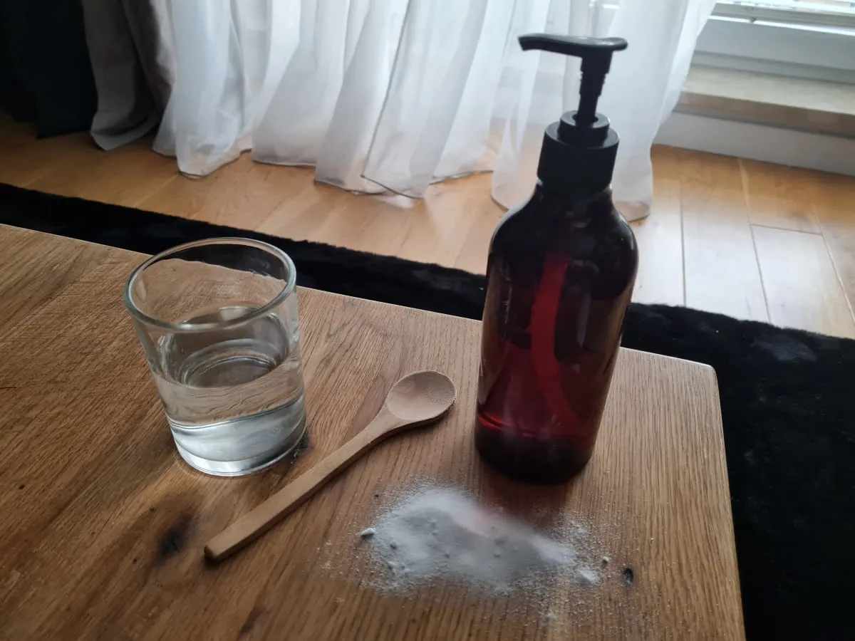 Narzędzia i składniki do domowego mycia luster