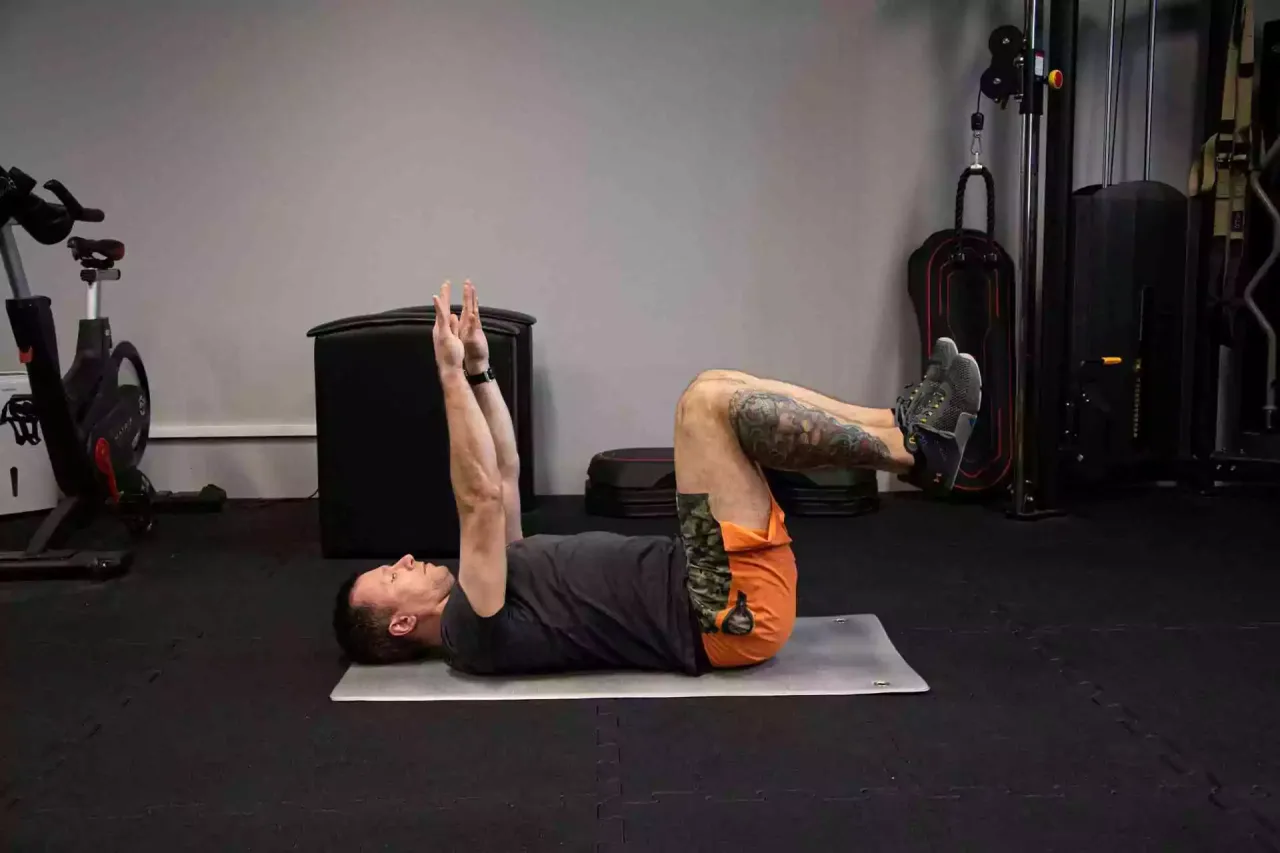 ćwiczenia na brzuch w domu bez sprzętu plansza