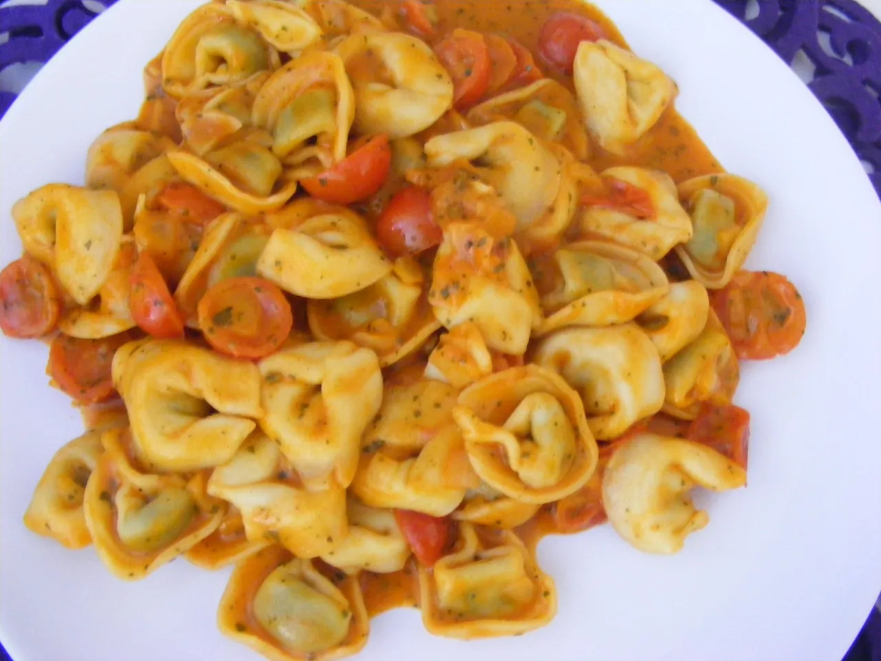 tortellini z sosem pomidorowym i śmietanowym